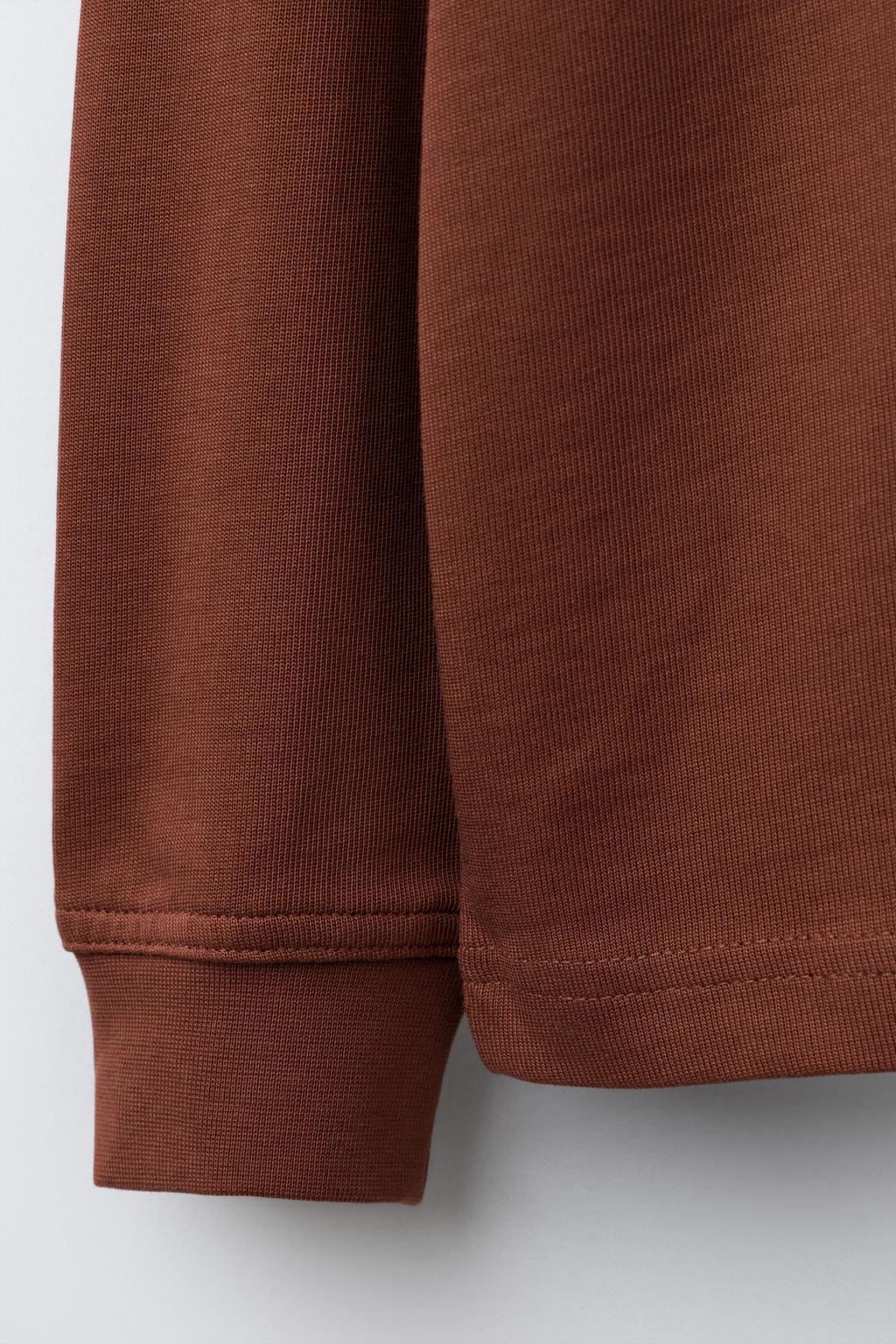 ЛОНГСЛИВ ИЗ ПЛОТНОЙ ТКАНИ С ВЫШИТОЙ НАДПИСЬЮ