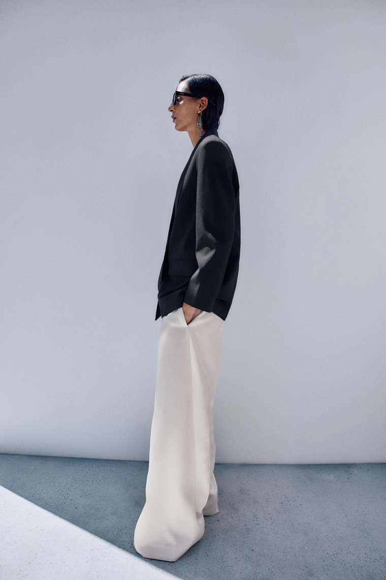 Пиджак с увеличенными плечами и двойной пуговицей