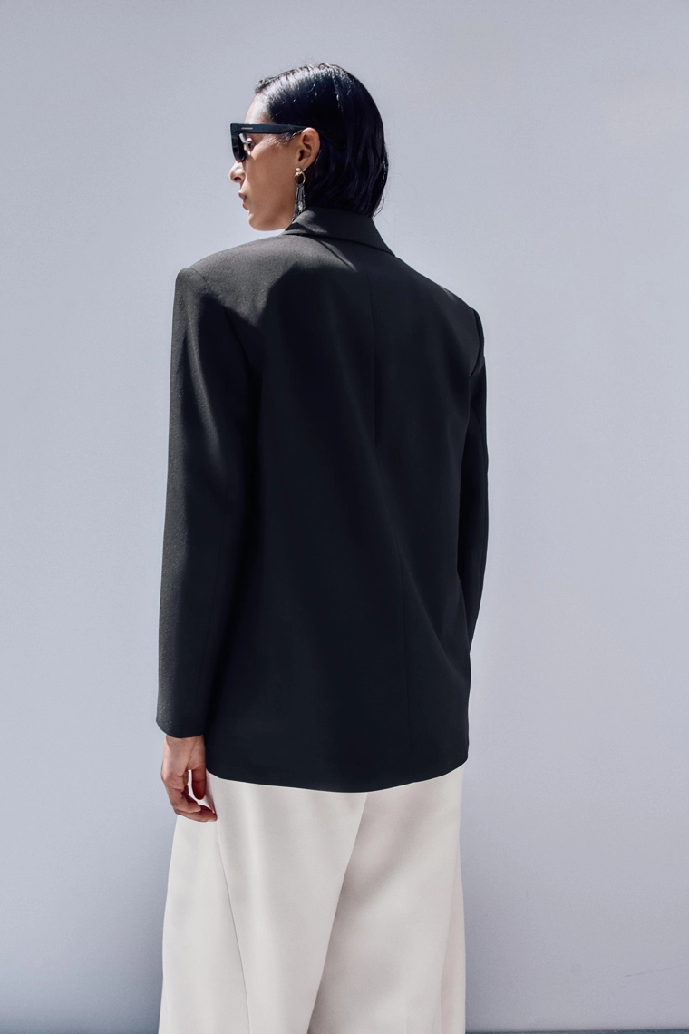 Пиджак с увеличенными плечами и двойной пуговицей