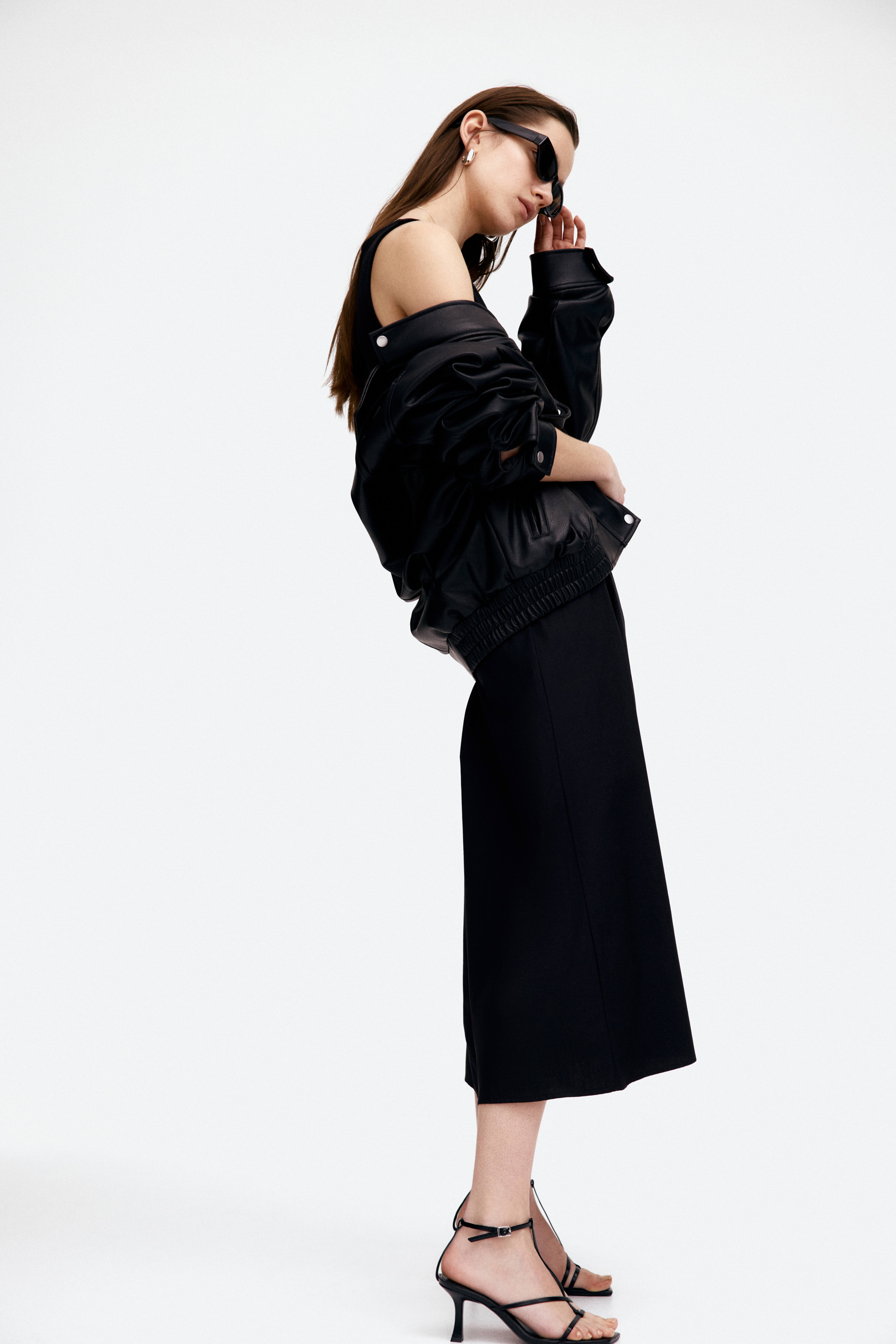 Платье без рукавов со складками