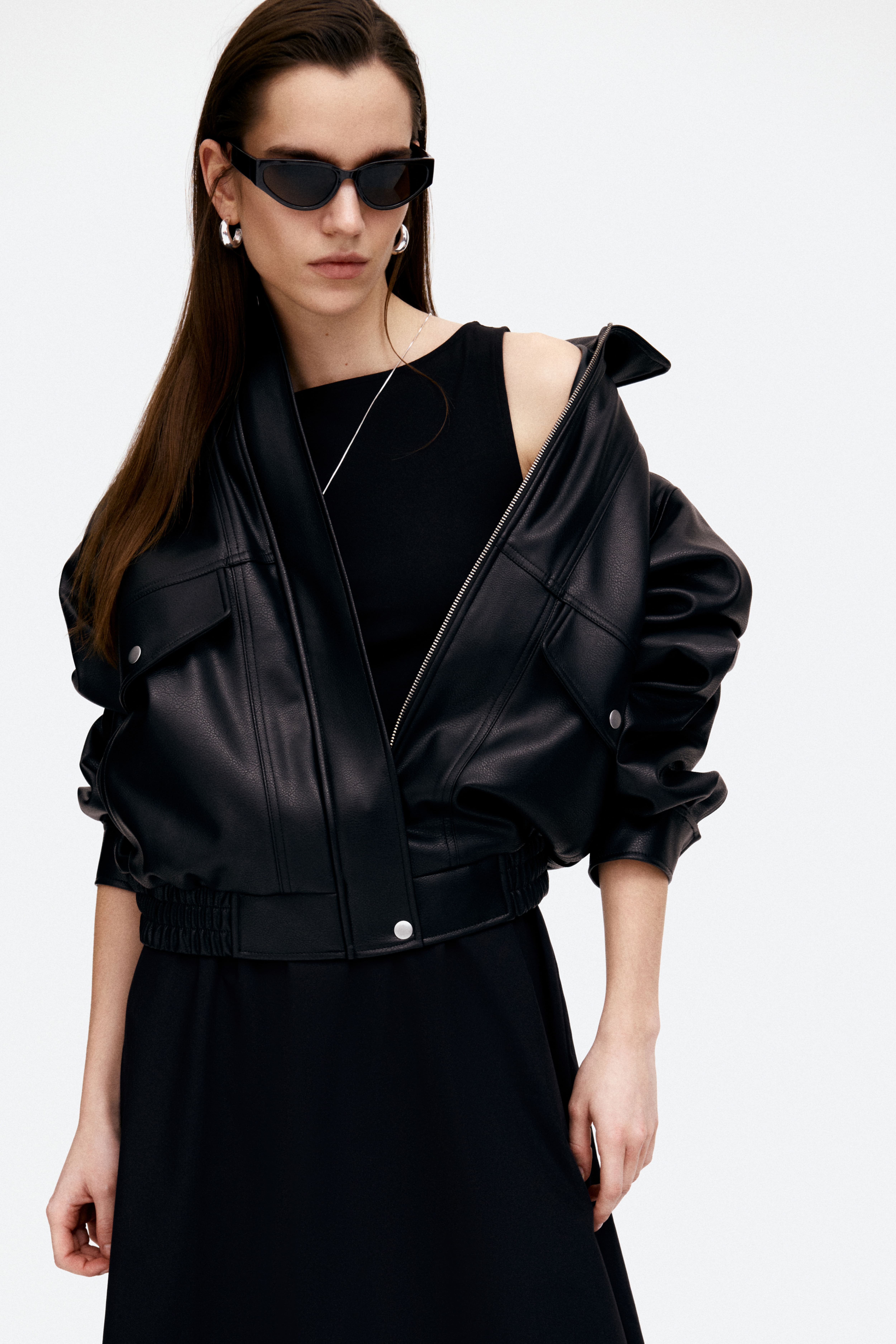 Платье без рукавов со складками