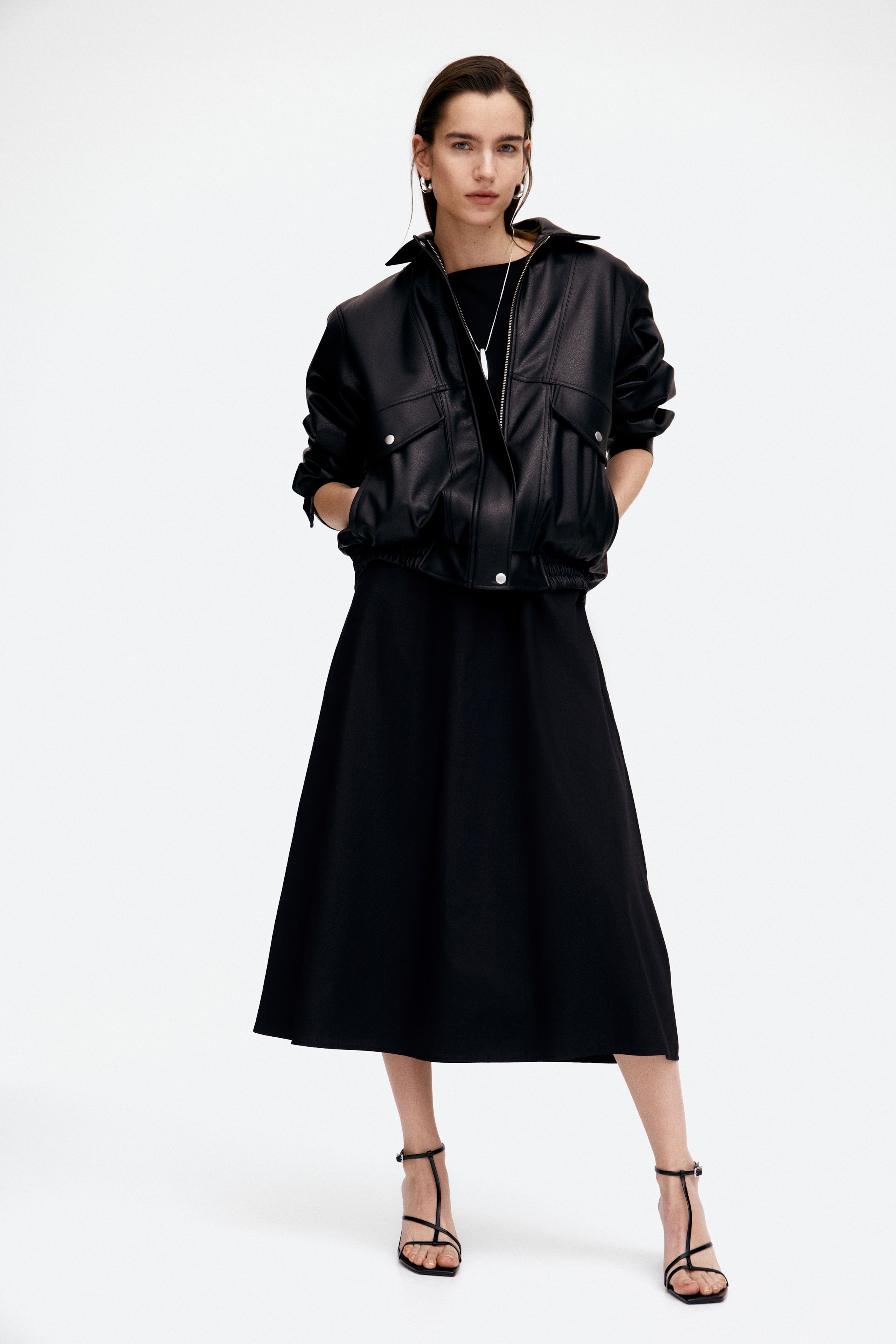 Платье без рукавов со складками