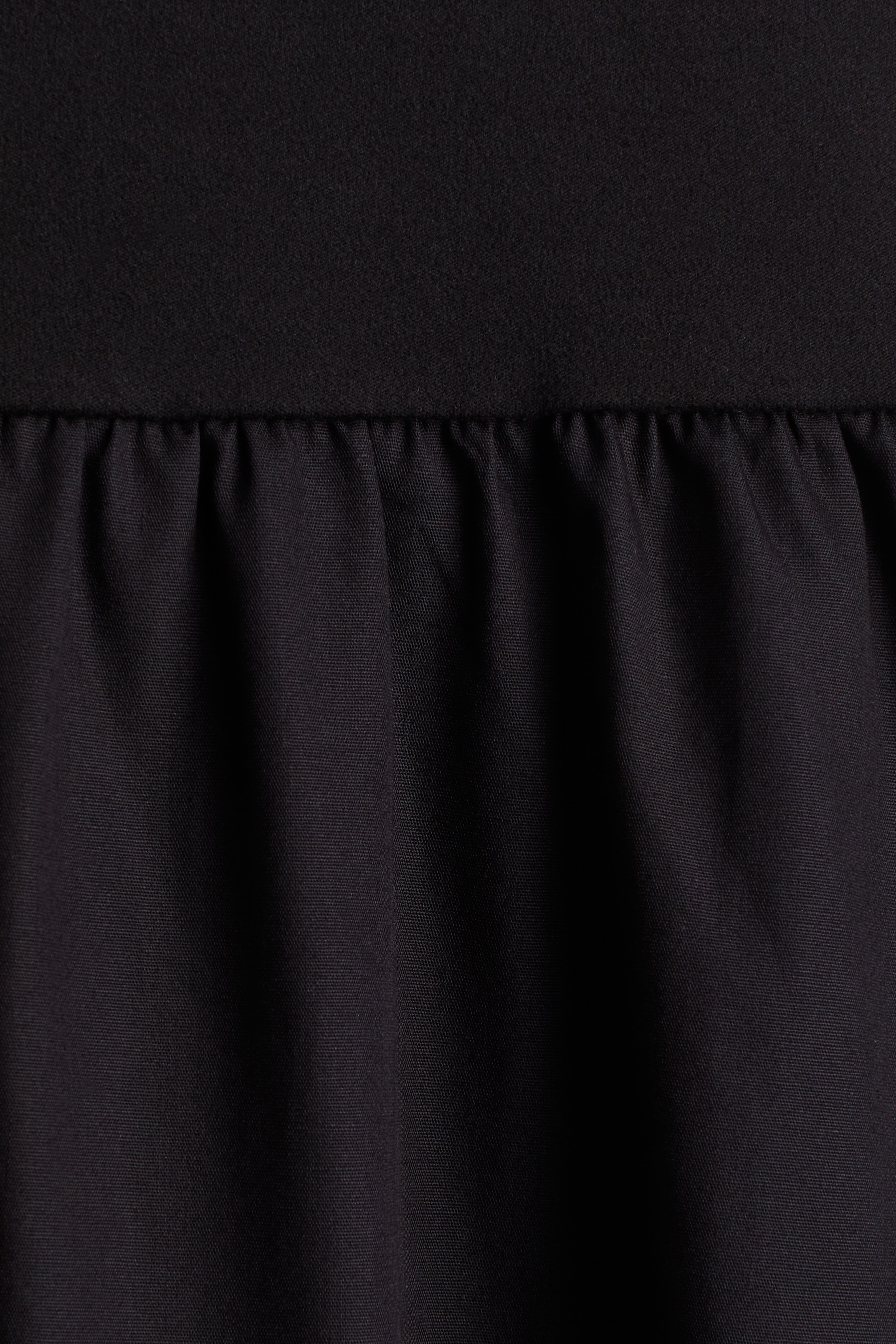 Платье без рукавов со складками