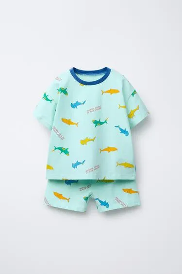 Пижама с футболкой и бермудами с акульим принтом на 2-6 лет
