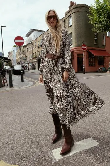 Платье с ремнем и анималистическим принтом