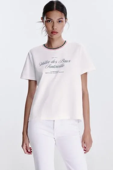 Футболка с грубой вязкой и надписью на воротнике