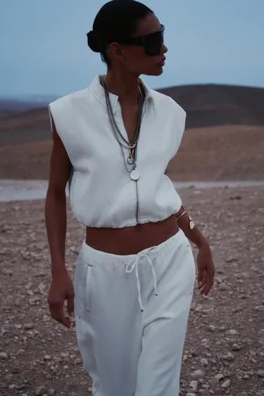 Жилет с отстрочкой по талии и эластичным низом