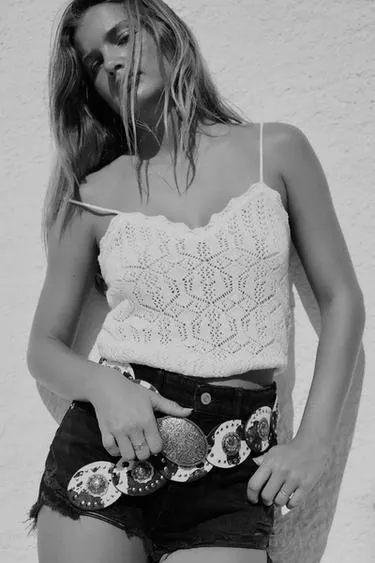 Топ с вырезами и бретельками