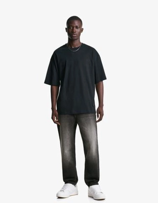 Zara Джинсы свободного кроя, зауженные в нижней части купить с доставкой.