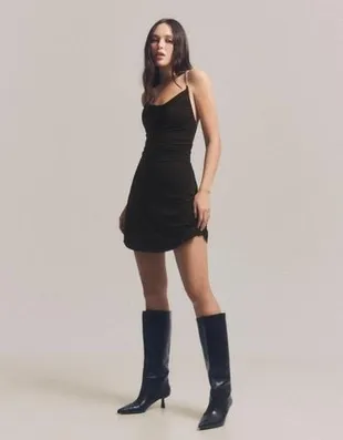 Платье с драпировкой на бретелях-цепочках