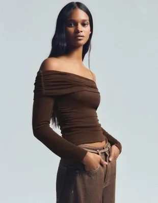 Топ с открытыми плечами из блестящей ткани с рельефным узором