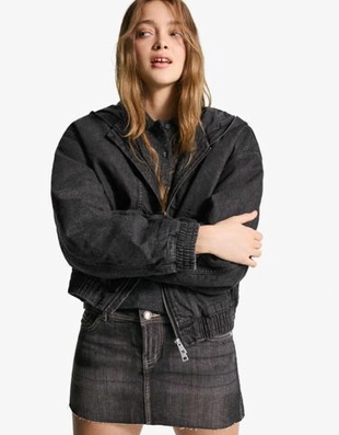 Zara Джинсовая куртка-бомбер с капюшоном и заклепками