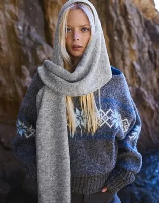 Вязаный шарф-капюшон