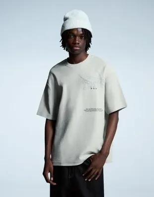 Футболка из мягкой ткани с короткими рукавами и принтом- Заказать в России