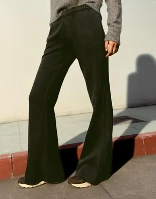 Расклешенные брюки из мягкой ткани с необработанным краем- Заказать в России