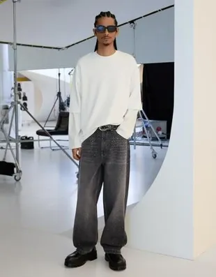 Джинсы свободного кроя со стразами и цифровым фильтром