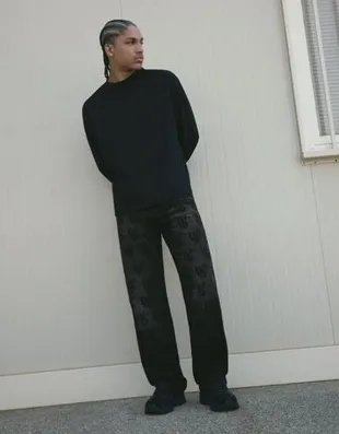 Джинсы прямого кроя с лазерным принтом- Заказать в России