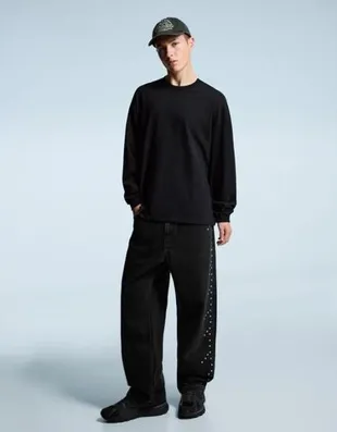 Джинсы свободного кроя с заклепками