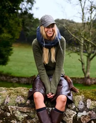 Свитер с круглым вырезом