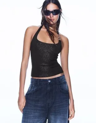 Облегающий струящийся топ с кольцами