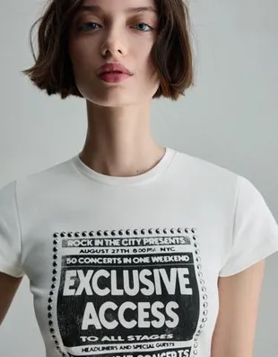 Футболка с короткими рукавами с заклепками и принтом