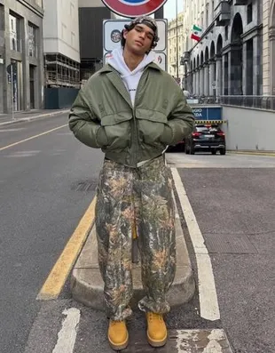 Брюки-бананы из ткани с принтом