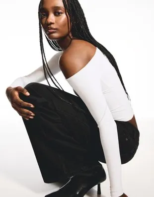 Футболка с длинными рукавами и асимметричным вырезом