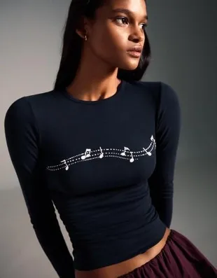 Футболка с длинными рукавами, принтом и сборками- Заказать в России