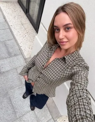 Рубашка облегающего кроя с расклешенными рукавами- Заказать в России