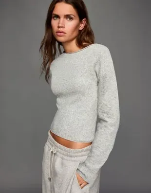 Свитер с вырезом «лодочка»- Заказать в России