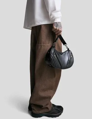 Сумка через плечо с заклепками