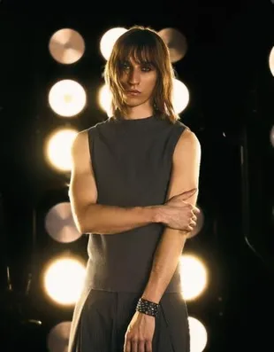 Топ без рукавов с вышивкой- Заказать в России