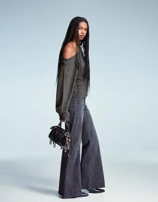 Свитер с вырезом «лодочка» и заклепками- Заказать в России