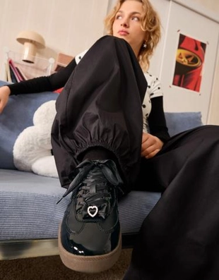 Zara Ретро-кроссовки с шармами купить с доставкой.