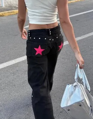 Джинсы свободного кроя с заклёпками-звёздами