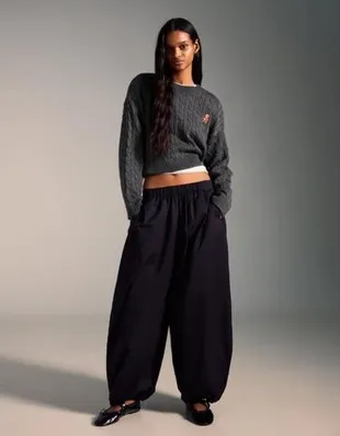 Свитер с узором косы и вышивкой