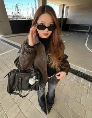 Сумка-боулинг с эффектом потертости и ремнями