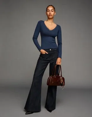 Лонгслив с кружевной отделкой