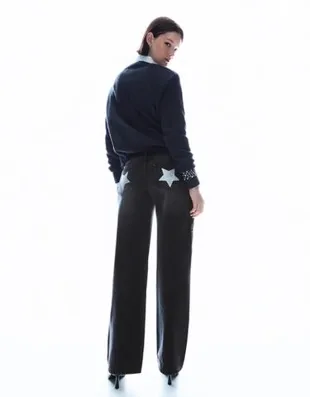 Джинсы свободного кроя с заклепками, карманами и звездами- Заказать в России