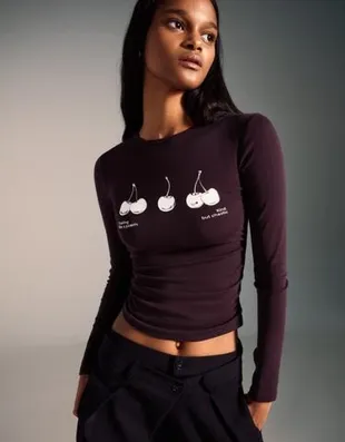 Футболка с длинными рукавами, принтом и сборками- Заказать в России