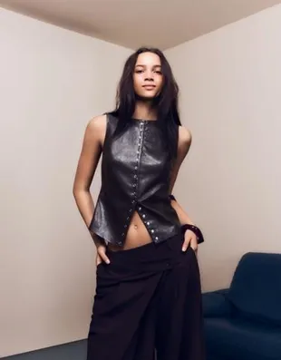 Топ из искусственной кожи с заклепками- Заказать в России