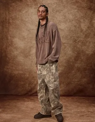 Брюки с заклепками и принтом