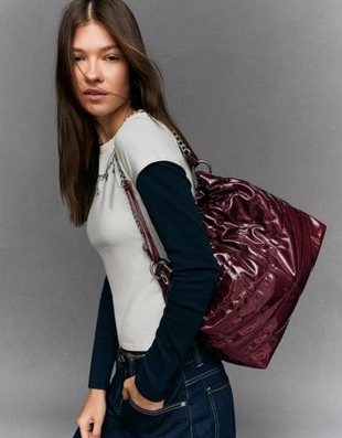 Zara Стеганая сумка-мешок из лакированной кожи купить с доставкой.