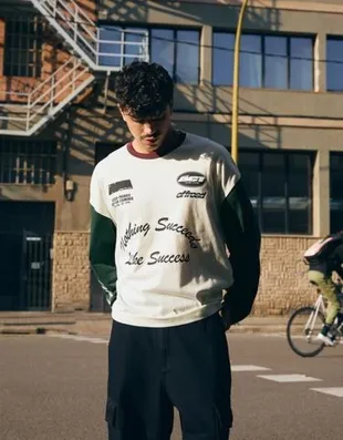 Лонгслив с контрастным принтом- Заказать в России