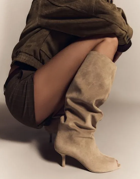 Kitten heel boots with split- Заказать в России