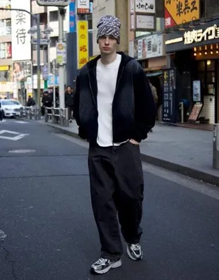 Куртка геометрического кроя из вельвета с капюшоном- Заказать в России