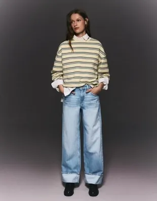 Джинсы прямого кроя с широкими штанинами и отворотами снизу- Заказать в России