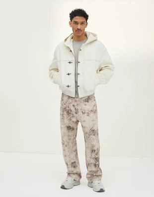 Zara Джинсы свободного кроя с текстурным принтом