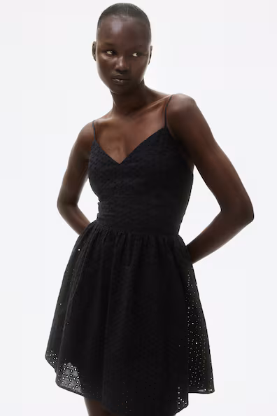 VESTIDO DE ALçAS COM BORDADO INGLêS