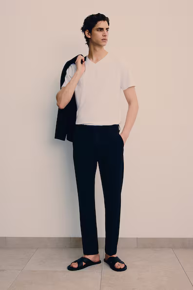 Футболка с V-образным вырезом в SLIM FIT